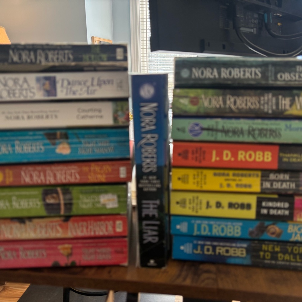 #R002 Guc Nora Roberts/J.D. Robb Collection, 17 Books. Multiple Complete Series.